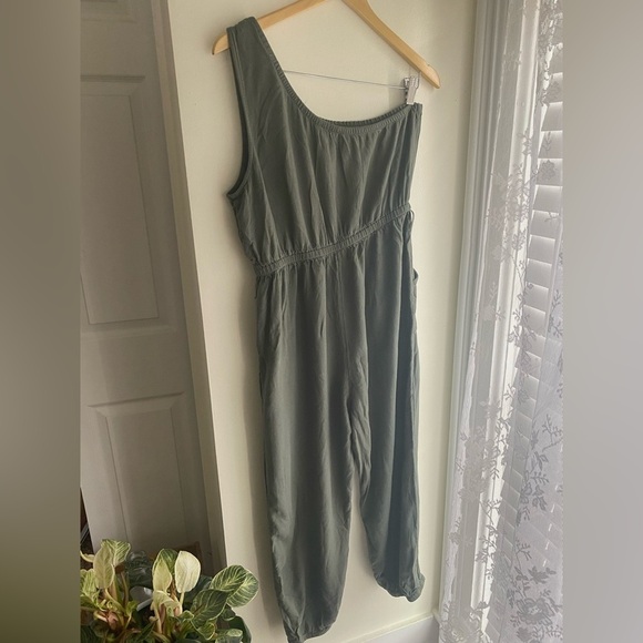 AE Linen One Shoulder Jumpsuit Sage Green Large
Olive Pockets Joggers Jump Suit - Picture 5 of 7